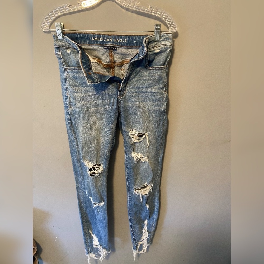 American eagle distressed cropped jean. Light wash. Super stretch size 6